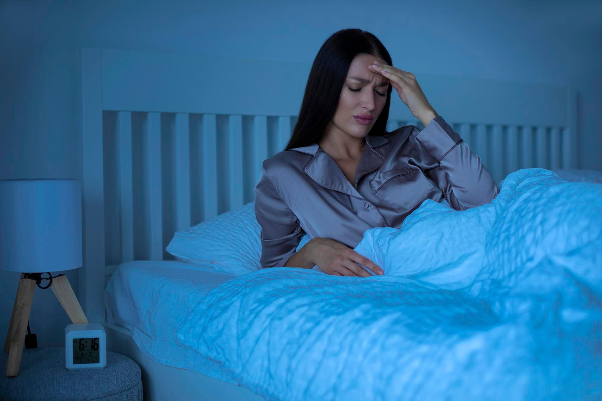 Mất ngủ tạm thời do stress: Vệ sinh giấc ngủ và tự chăm sóc theo CDC và AASM