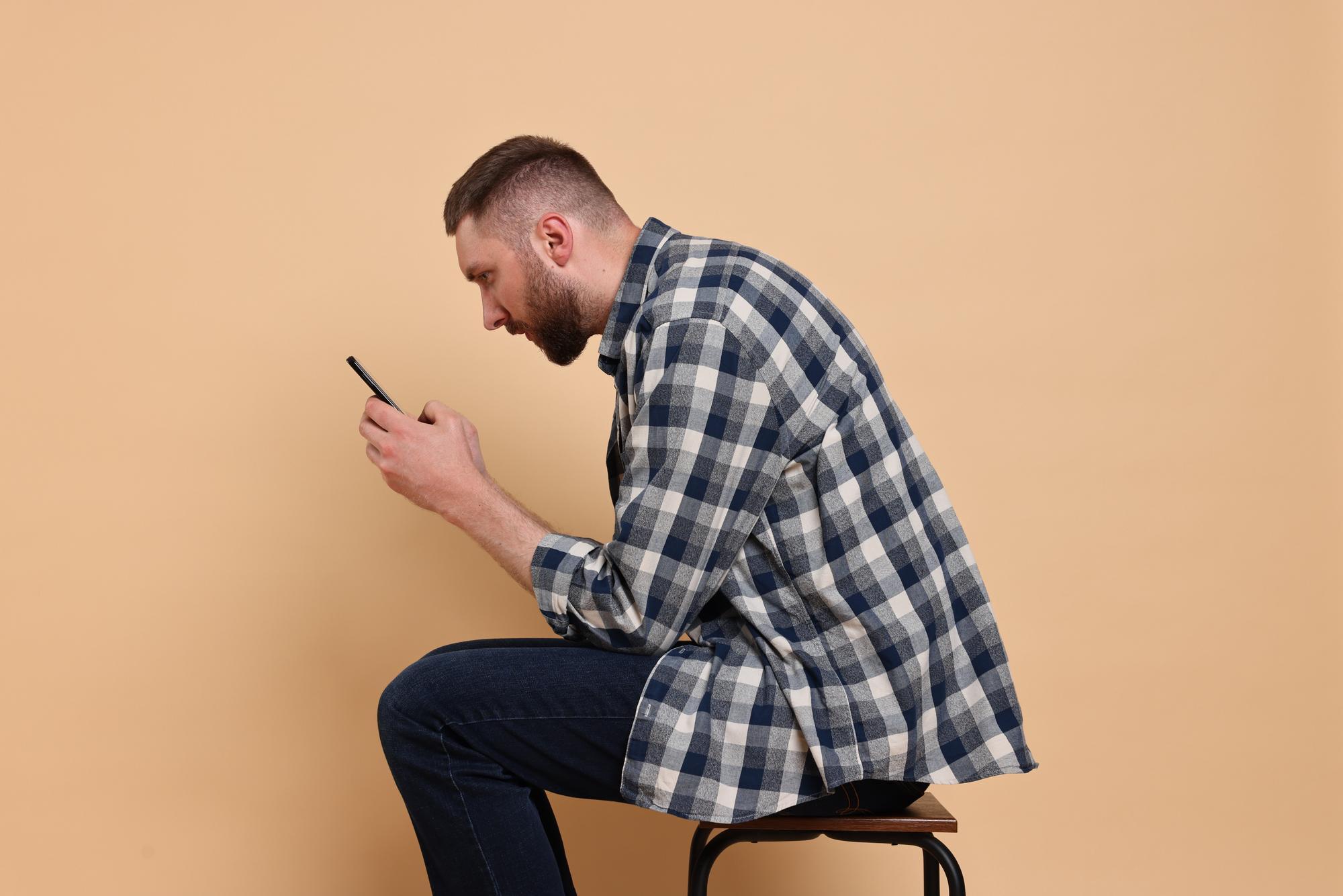 Hội chứng cổ điện thoại (text neck) ở người trẻ: Nguyên nhân, bài tập và tư thế đúng 2026
