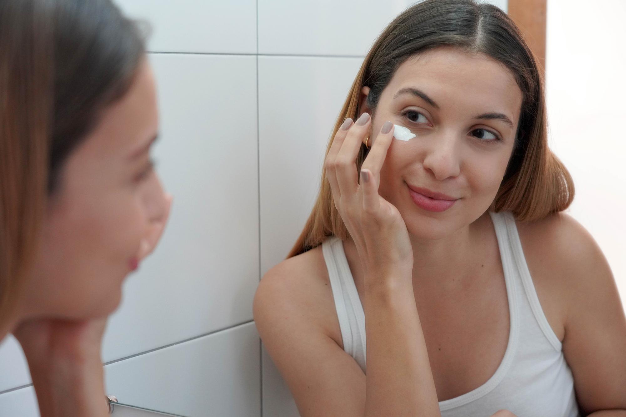 Chăm sóc da nhạy cảm và đỏ mặt mùa hè ở phụ nữ trưởng thành: Routine dịu nhẹ và OTC an toàn